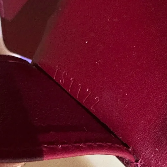 Louis Vuitton Pomme D'Amour Monogram Vernis Multicles Four Ring Key Holder - Picture 12 of 13